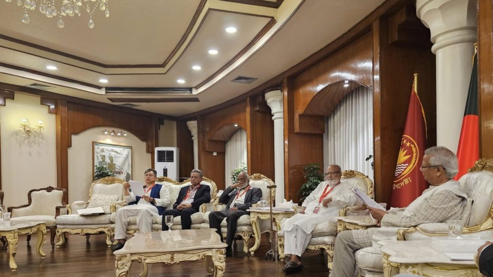 বৈঠক হলো, তবে সবাই যার যার অবস্থানেই